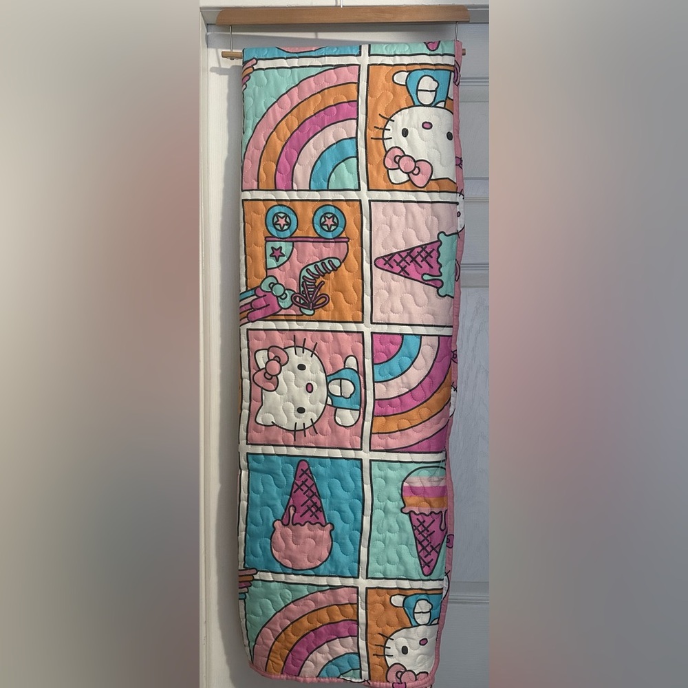 NWT Hello Kitty 🎀💕 Reversible Quilted Blanket in Twin size 60 in x 80 in